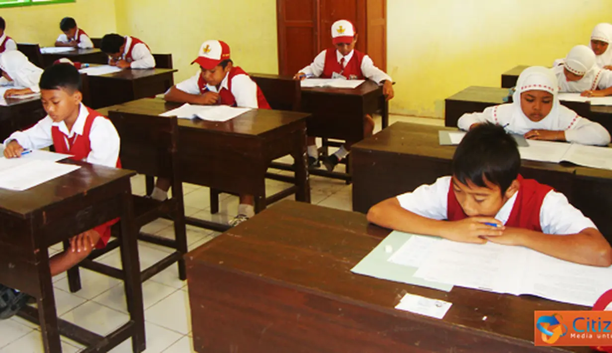 Citizen6, Malang: Masing-masing kelas berisikan 14 orang Siswa dan Siswi peserta Ujian Nasional tingkat Sekolah Dasar (SD). (Pengirim: Romaries)