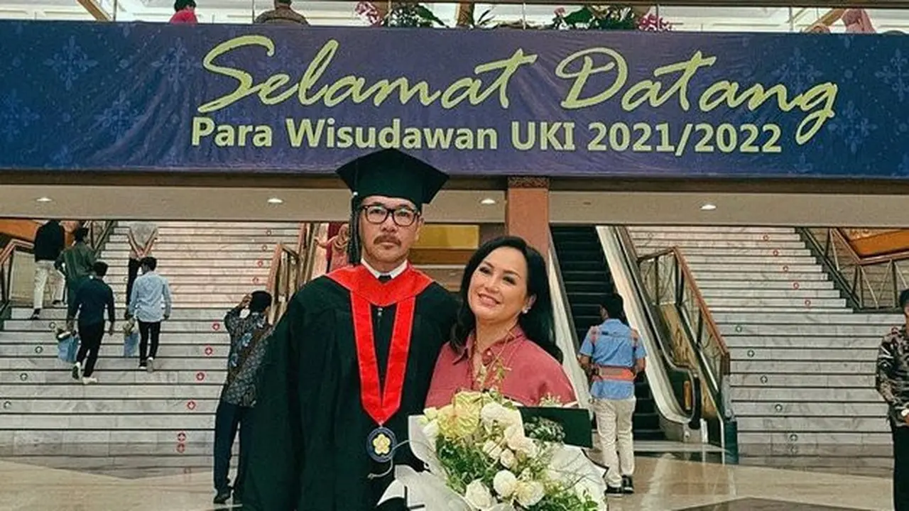 Ferry Salim Wisuda di usia 56 tahun