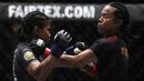 Petarung Indonesia, Priscilla Lumban Gaol, beradu pukulan dengan petarung Filipina, Angelie Sabanal, pada laga One Championship di Istora Senayan, Jakarta, Sabtu (17/11). Priscilla meraih kemenangan angka di kelas atomweight. (Bola.com/Yoppy Renato)