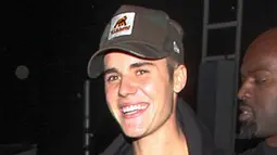 Justin Bieber usai menghadiri acara The Nice Guy di Los Angeles pada Jumat malam, Kabarnya saat itu ia datang dengan Kourtney Kardashian. (Dailymail.co.uk)