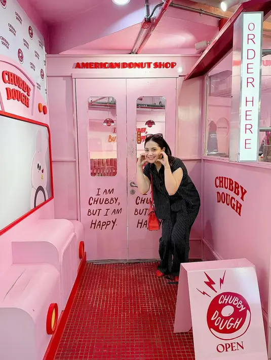 Sebagai pelengkap, ia tampak mengenakan tas selempang merah dan flat shoes warna senada yang menjadi statement pada tampilannya yang simple.  [@raffinagita1717].