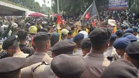Massa Bentangkan Merah Putih Panjang Datangi Gedung DPR