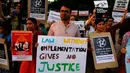 Warga India menunjukkan poster saat melakukan aksi protes terhadap dua kasus perkosaan yang baru-baru ini dilaporkan di Ahmadabad, India (16/4). (AP Photo / Ajit Solanki)