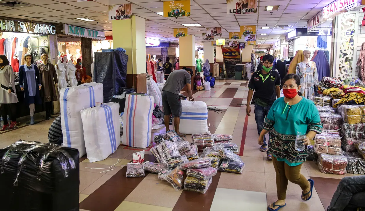 Aktivitas perdagangan di Pasar Tanah Abang Blok A, Jakarta, Senin (15/6/2020). Setelah hampir tiga bulan ditutup, kawasan Pasar Tanah Abang kembali beroperasi pada Senin (15/6) diikuti dengan penerapan protokol kesehatan pencegahan Covid-19. (Liputan6.com/Faizal Fanani)