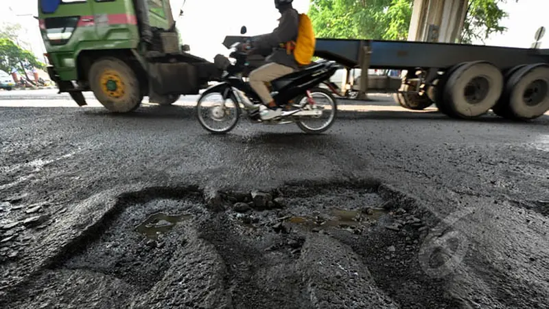 Jalan RE Martadinata Rusak Akibat Banjir Jakarta