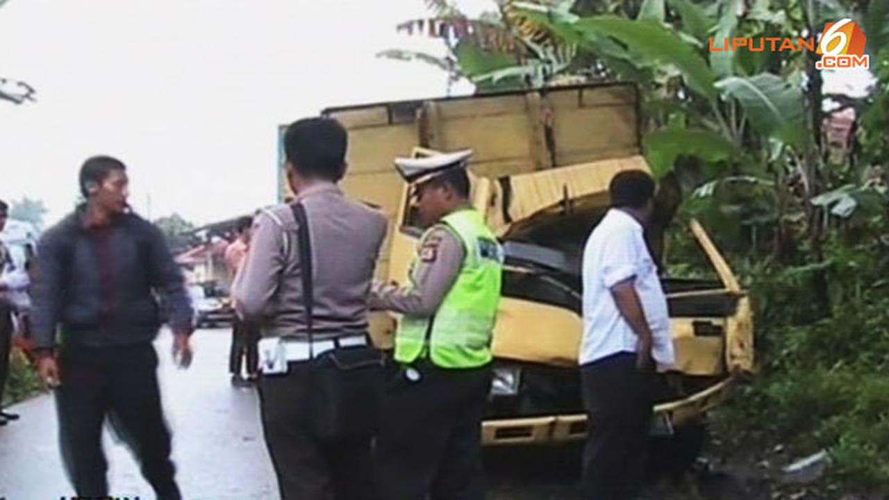 kecelakaan-truk-140209-a.jpg