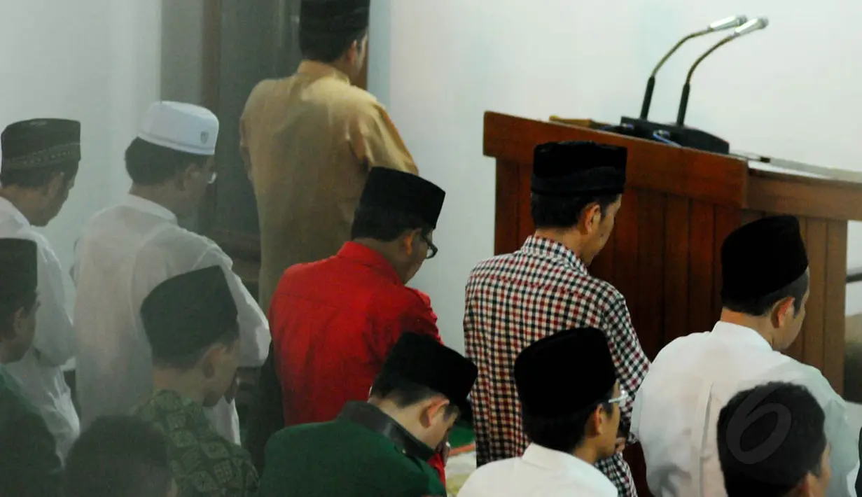 Gubernur DKI Jakarta non-aktif itu berdiri di shaf terdepan mengenakan kemeja kotak-kotak dan peci hitam, Cilegon, Selasa (1/7/14). (Liputan6.com/Andrian M Tunay)