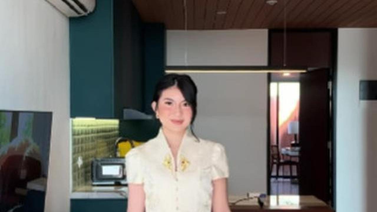 Model Kebaya Peplum Inka Andestha saat Hadiri Wisuda Pratama Arhan, Cantik Memesona