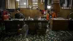 Perajin membuat ornamen di bengkel perhiasan emas di Srinagar (24/6/2021). Srinagar merupakan menjadi salah satu pusat industri kerajinan perhiasan emas. (AFP/Tauseef Mustafa)