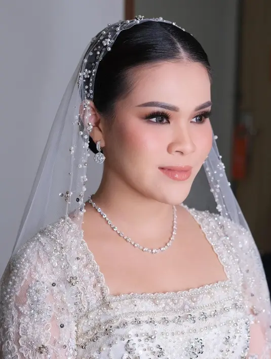 Penampilan Chen dilengkapi dengan beberapa perhiasan dari Mondial. [IG/malvava]