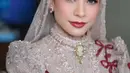 Rachel Maryams sukses memancarkan pesona elegan dengan pulasan makeup bold yang flawless oleh MUA @hdwmakeup18. Eyeshadow coklat dipilih sebagai riasan mata, kemudian red coral untuk pipi, dan bold red untuk bibir. [@rachelmaryams].