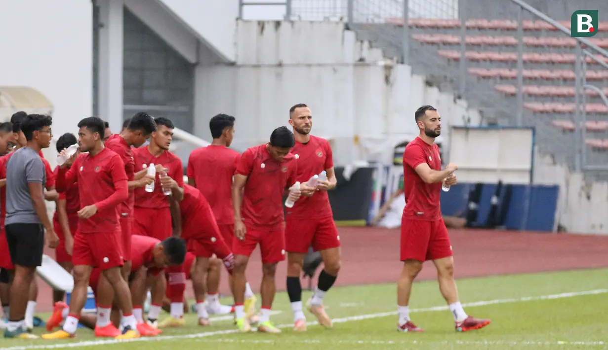 <p>Sejumlah pemain Timnas Indonesia saat menjalani sesi latihan di KLFA Stadium, Kuala Lumpur, Minggu (25/12/2022) jelang menghadapi Brunei Darussalam di Piala AFF 2022. (Bola.com/Zulfirdaus Harahap)</p>