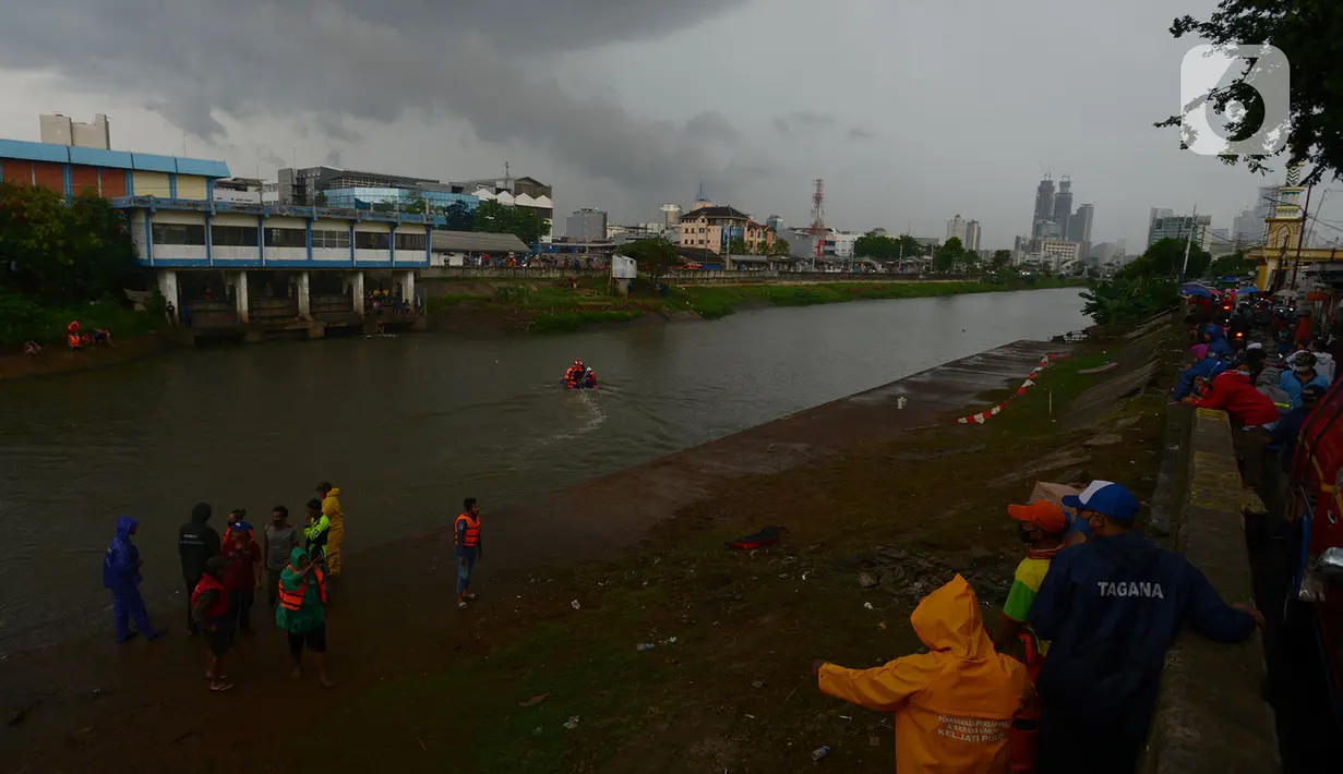 Petugas SAR gabungan Pemadam, Tagana, melakukan pencarian anak yang tenggelam di Sungai Ciliwung Kanal Banjir Barat (KBB), Tomang, Jakarta, Rabu (24/11/2020). Seorang anak dikabarkan tenggelam pada siang menjelang sore tadi di kawasan tersebut. (merdeka.com/Imam Buhori)