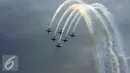 Tim aerobatik TNI AU The Jupiters melakukan manuver udara Cross Over Break saat Peringatan HUT TNI AU ke-70 di Lanud Halim Perdanakusuma, Jakarta,( 4/9). Sebanyak 60 pesawat unjuk kebolehan saat HUT ke-70 TNI AU. (Liputan6.com/Johan Tallo)