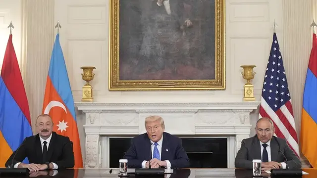 Presiden Donald Trump (tengah) dalam penandatanganan trilateral bersama Presiden Azerbaijan Ilham Aliyev (kiri) dan Perdana Menteri Armenia Nikol Pashinyan di Gedung Putih, Jumat (8/8/2025).