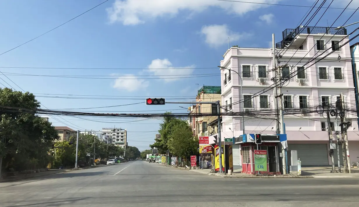 <p>Sebuah jalan kosong terlihat di Mandalay, Myanmar tengah, Jumat (10/12/2021). Banyak kantor, toko dan restoran tutup dan orang-orang tinggal di dalam rumah sebagai protes atas pengambilalihan militer ketika aksi mogok senyap atau yang mereka sebut "silent strike". (AP Photo)</p>