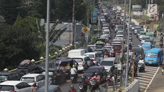 Sejumah kendaraan terjebak kemacetan menuju kawasan Puncak di Tanjakan Selarong, Bogor, Jawa Barat, Kamis (6/6/2019). Memasuki lebaran hari kedua, beberapa titik di kawasan Puncak mengalami kemacetan akibat tingginya tingkat kunjungan wisatawan domestik. (merdeka.com/Arie Basuki)