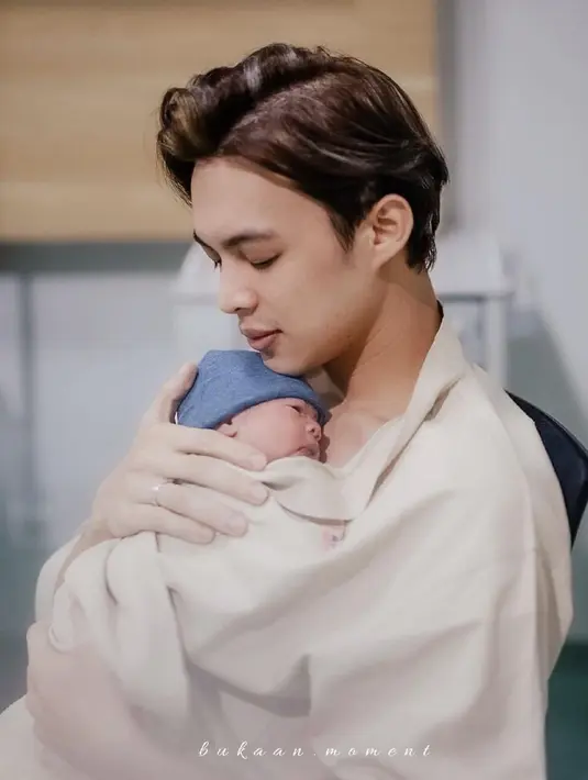 Meskipun kini memilih mengurus bayi mungilnya sendiri, namun tak menutup kemungkinan juga jika nantinya Dinda dan Rey akan menggunakan jasa Babysitter. (Instagram/rey_mbayang)