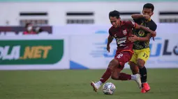 Barito Putera bukan tanpa serangan, skuat asuhan Djajang Nurdjaman bermain mengandalkan serangan balik meskipun belum berbuah gol. Hingga babak pertama berakhir, skor kacamata masih menghiasi babak pertama pertandingan antara Borneo FC melawan Barito Putera. (Bola.com/Bagaskara Lazuardi)