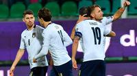 Striker Italia, Ciro Immobile merayakan dengan rekan setimnya setelah mencetak gol ke gawang Armenia pada laga penyisihan Grup J Kualifikasi Piala Eropa 2020 di Stadion Renzo Barbera, Palermo, Senin (18/11/2019). Menghadapi Armenia, timnas Italia berpesta gol dengan skor telak 9-1. (ANSA via AP)