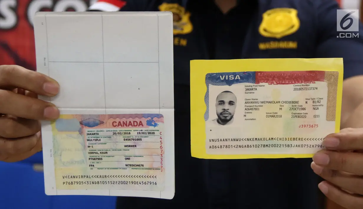 Petugas imigrasi menunjukkan barang bukti kasus pemalsuan visa asing di Kantor Imigrasi Kelas I Jakarta Pusat, Selasa (6/3). Empat WNA diduga memalsukan telex visa RI dan stiker visa negara asing. (Liputan6.com/Arya Manggala)