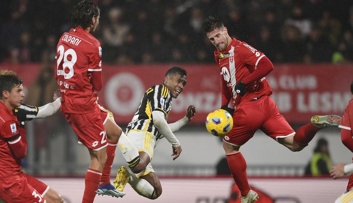 Pemain Juventus, Alex Sandro, saat melawan AC Monza pada laga Italia di Stadion U-Power, Sabtu (2/12/2023). (LaPresse via AP/Claudio Grassi)