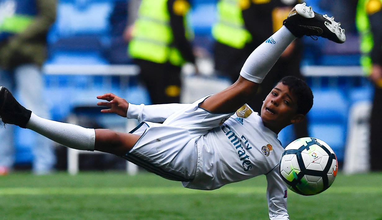 Foto Tiru Sang Ayah Anak Cristiano Ronaldo Pamer Tendangan Salto Bola Liputan6 Com
