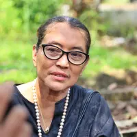 Tidak hanya keluarga yang merasakan sedih saat Amoroso Katamsi meninggal dunia. Tapi juga para sahabat. Salah satunya artis senior Jajang C Noer. (Nurwahyunan/Bintang.com)