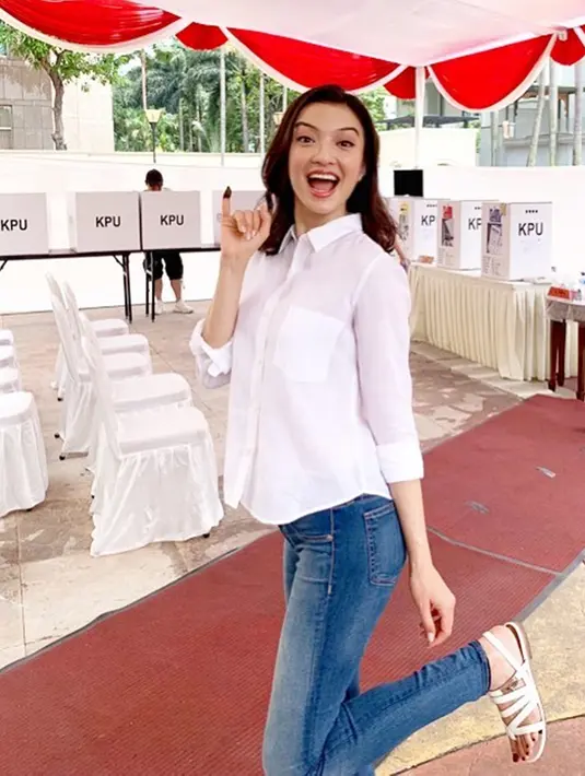 Raline Shah berencana untuk mengikuti sekolah akting selama 3 tahun. Meski harus bolak-balik Indonesia Amerika, namun Raline tetap punya tekad yang kuat untuk menjalaninya. Menurutnya, pelatihan internasional diperlukan setiap aktor agar bisa menyuguhkan akting mumpuni. (Liputan6.com/IG/@ralineshah)