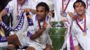 Empat tahun sebelum Carlos, prestasi serupa diukir Christian Karembeu. Bersama Real Madrid, dia mencicipi gelar juara Liga Champions 1997/1998. (AFP/Jacques Demarthon)