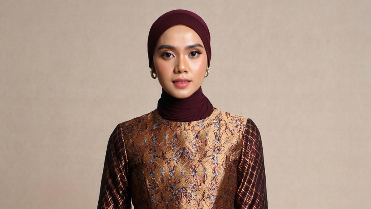 7 Inspirasi Long Dress Batik Kombinasi Brokat Lengan Tiga Lapis Panjang, Model Trendy dan Mewah