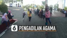 Baru-baru ini beredar video antrian panjang warga di Pengadilan Agama Soreang, Kabupaten Bandung.