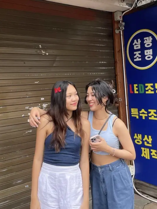 Dengan nuansa serba biru, gaya keduanya hadirkan tampilan yang super casual. Sempurna untuk jalan-jalan akhir pekan. [Foto: Instagram/ Mezzaluna]