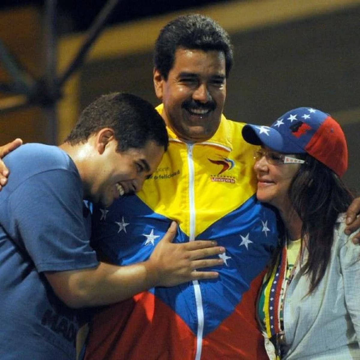 Presiden Venezuela Nicolas Maduro (tengah) bersama anaknya Nicolasito (kiri) dan istrinya (kanan) di sebuah acara di Caracas (AFP/Juan Barreto)