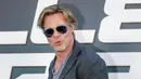 Brad Pitt tiba pada pemutaran perdana film Bullet Train di Paris, Prancis, 18 Juli 2022. Brad Pitt menata rambutnya dengan gaya floppy alami. (AP Photo/Lewis Joly)