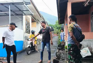 PLT Lurah Ekasapta didampingi Babinsa meninjau langsung genangan limbah dari dapur MBG di Kelurahan Ekasapta, Kabupaten Flores Timur, NTT (Liputan6.com/Ola Keda)