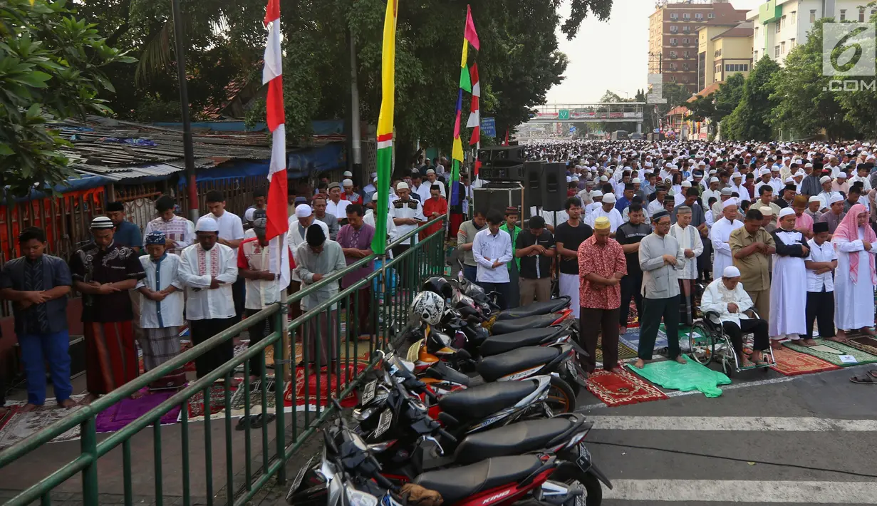 Pemandangan saat umat muslim melaksanakan salat Idul Adha 1439 H di Monumen Perjuangan Jatinegara, Jakarta Timur, Rabu (22/8). Salat id berjalan dengan khidmat. (Liputan6.com/JohanTallo)