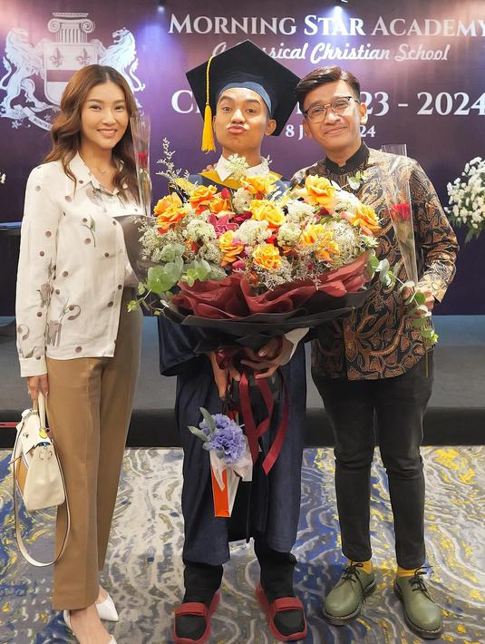 <p>Ruben Onsu sempat menghadiri acara wisuda SMA Betrand Peto. Dia datang bersama Sarwendah. (Foto: Instagram/ ruben_onsu)</p>
