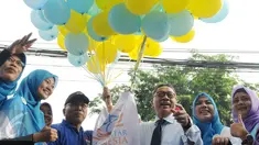 Ketua MPR RI, Zulkifli Hasan saat melepas balon Gerakan Mengajar 1000 Guru di Car Free Day, Jakarta, Minggu (27/11). Acara tersebut mengkampanyekan pentingnya pendidikan di usia dini. (Liputan6.com/Helmi Afandi)