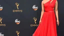 Aktris Bollywood Priyanka Chopra berpose di karpet merah ajang penghargaan Emmy Awards 2016 di Microsoft Theater, Los Angeles, Minggu (18/9). Priyanka tampil memukau dengan gaun merah merona yang menjuntai panjang hingga ke lantai. (AFP PHOTO/Robyn Beck)