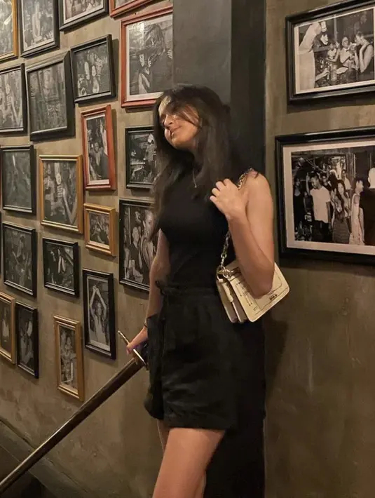<p>Perempuan yang lahir di&nbsp;Malang, Jawa Timur 2 Februari 2003 ini tampil santai dengan pakaian serba hitamnya. Mulai dari turtle neck tanpa lengan dan short pants. Sengan membawa sling ah putihnya. @keisyalevronka</p>