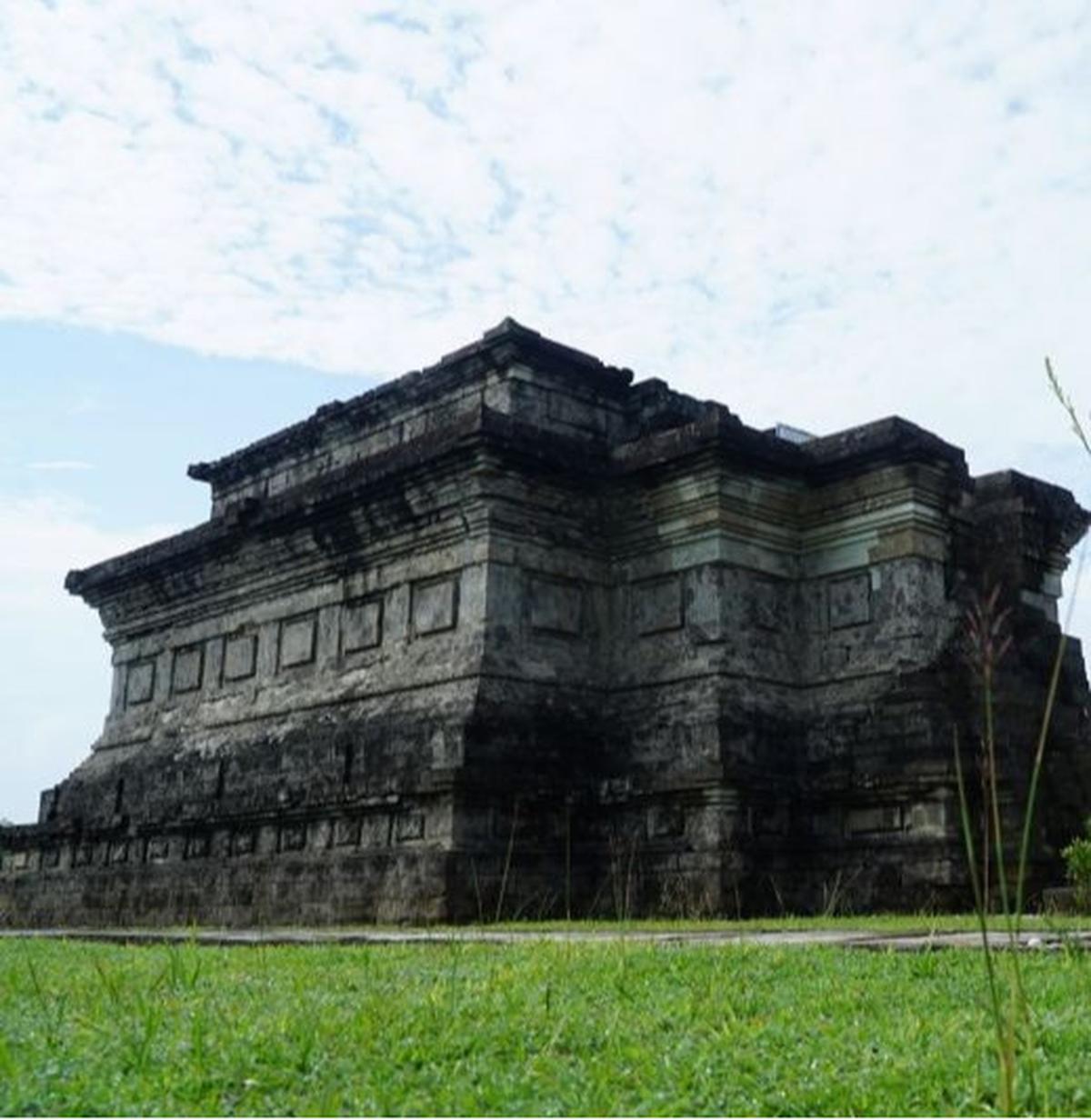 Ritual Atthami Puja Umat Buddha di Candi Gayatri Tulungagung: Menghormati Sang Buddha dan Sejarah Majapahit