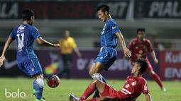 Pemain Persib Bandung, Dedi Kusnandar (kiri) dan Henhen menghalau bola dari kejaran pemain Semen Padang  pada perebutan tempat ketiga Piala Presiden 2017 di Stadion Pakansari, Bogor, Sabtu (11/3/2017). (Bola.com/Nicklas Hanoatubun)
