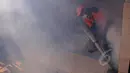 Seorang petugas melakukan pengasapan (fogging) untuk membasmi nyamuk aedes aegypti di kawasan Kebayoran Lama, Grogol Selatan, Jakata, Kamis (18/2). Pengasapan yang dilakukan untuk pencegahan terjadinya demam berdarah (DBD). (Liputan6.com/Johan Tallo)