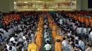 Sejumlah Biksu Buddha berjalan diantara umat Buddha yang sedang melakukan doa untuk mengumpulkan sedekah atau Pindapata dalam merayakan Hari Raya Waisak di Wat Dhammakaya Thailand, (1/6/2015). (REUTERS/Chaiwat Subprasom)