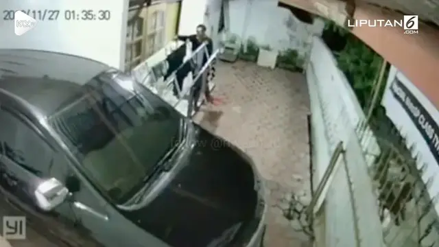 Seorang pria terekam kamera CCTV sedang mengambil pakaian dalam yang dijemur warga.