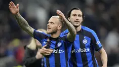 Pemain Inter Milan, Federico Dimarco, melakukan selebrasi setelah mencetak gol ke gawang Juventus pada laga Coppa Italia di Stadion Giuseppe Meazza, Kamis (27/04/2023). Inter Milan menang tipis atas Juventus pada leg kedua semifinal Coppa Italia. (AP Photo/Luca Bruno)