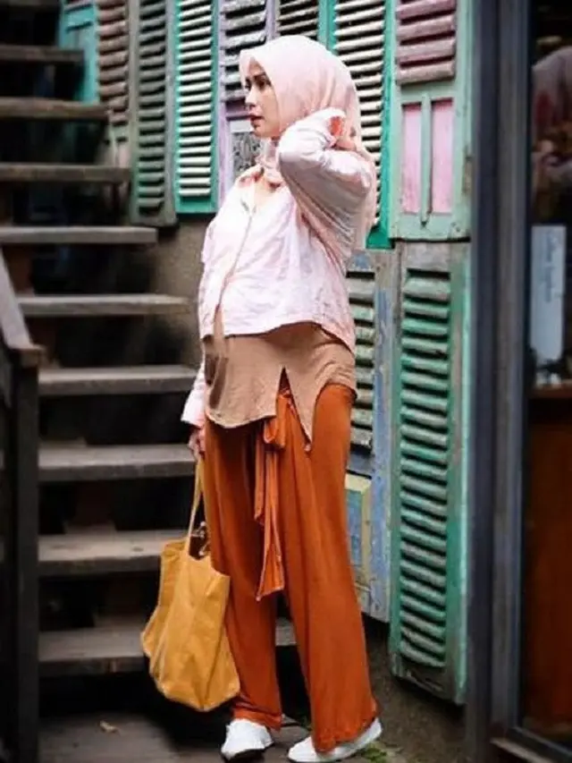 [Bintang] Tampil Colorful dengan Gaya Hijab Ibu Hamil Zaskia Adya Mecca yang Super Fresh