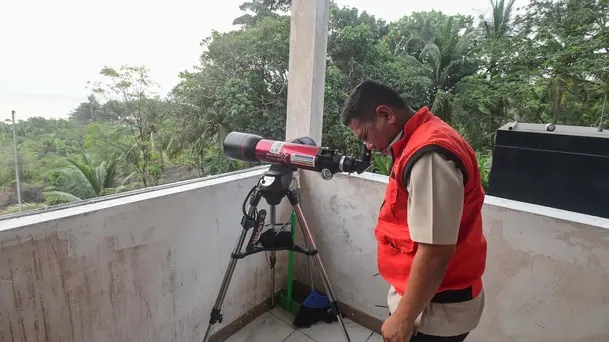 Kesibukan Petugas Pantau Gunung Anak Krakatau dari Pos Pengamatan