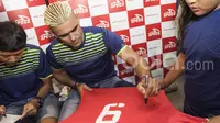 Striker Arema FC, Cristian Gonzales, memberikan tanda tangan kepada baju penggemarnya saat menjadi bintang tamu pada acara jumpa fans di Toko Fisik Senayan City, Jakarta, Minggu (26/3/2017). (Bola.com/Vitalis Yogi Trisna)